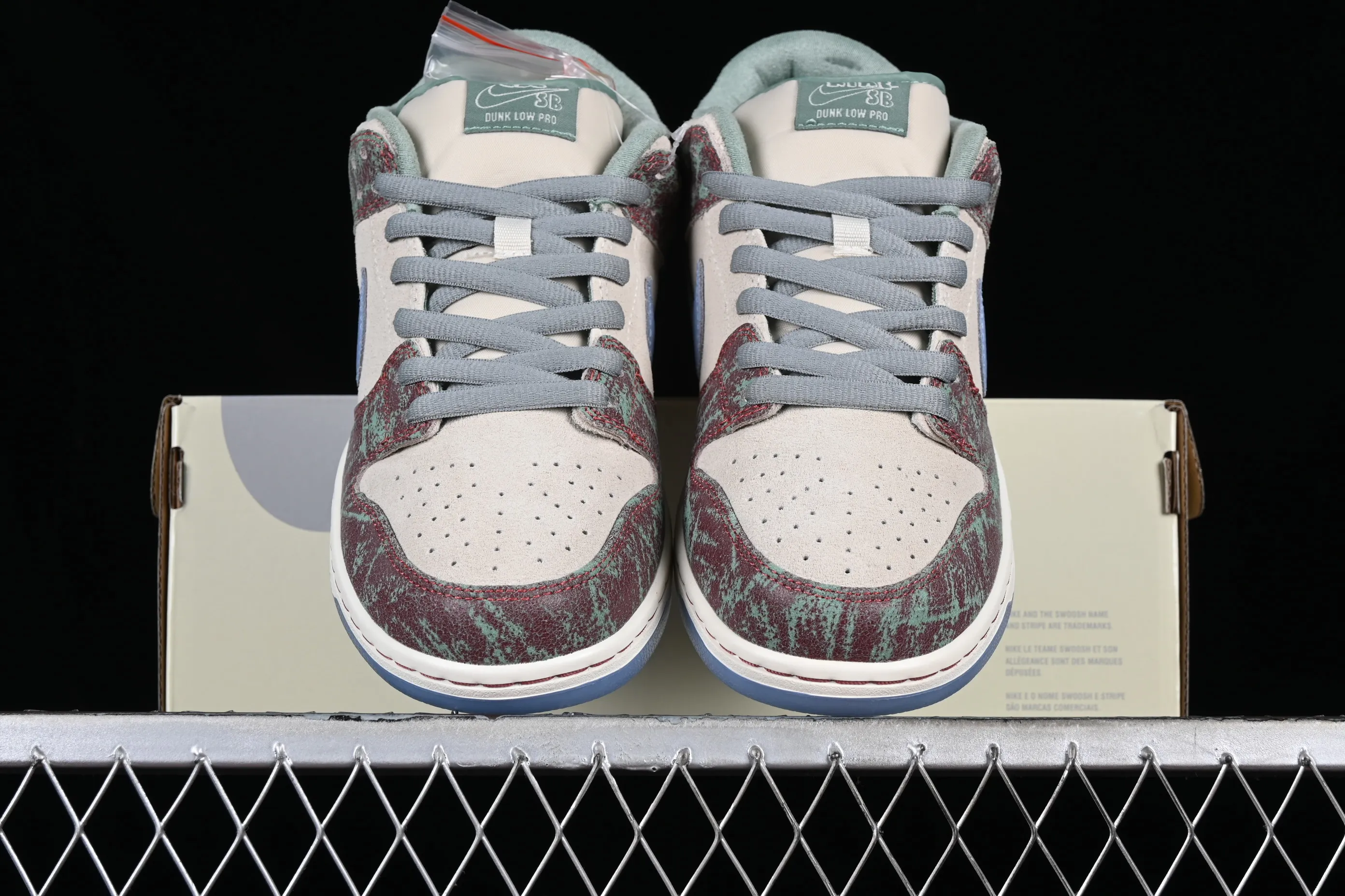 All categories Nk SB Dunk Series Nk SB Dunk Low low-top sneakers J version Crenshaw Skate Club x Nk SB Dunk Low joint model SB low-top sports and leisure sneakers FN4193-100